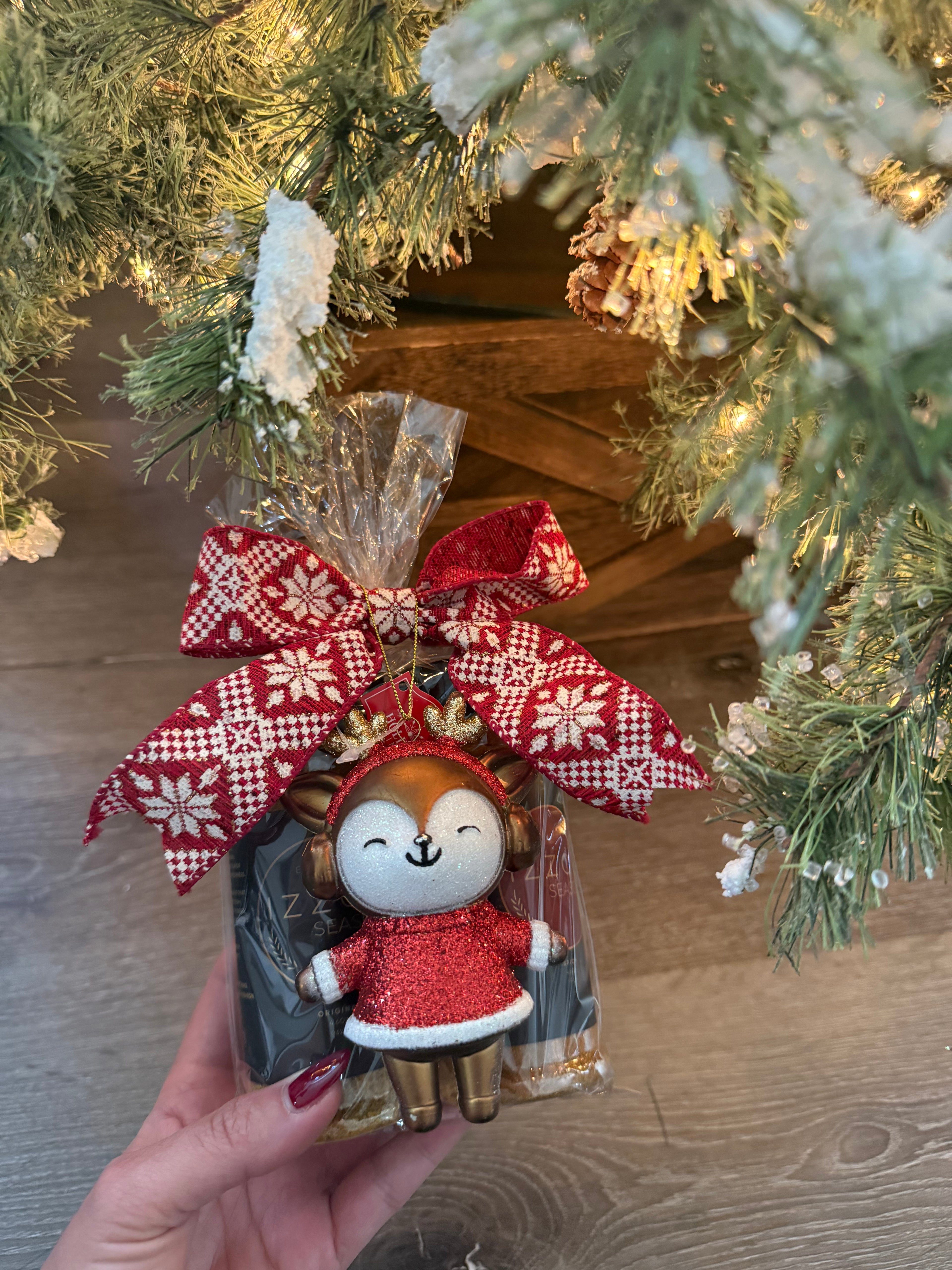 Izzo’s Season holiday seasoning gift bundle with red reindeer ornament and festive snowflake bow.
